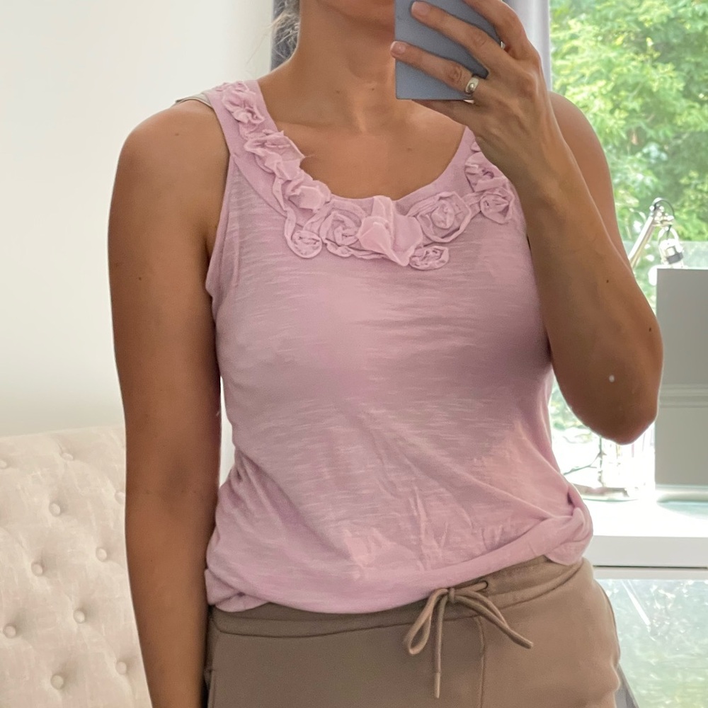 Great Condition! Light Purple Sleeveless Top with Floral Detail size M